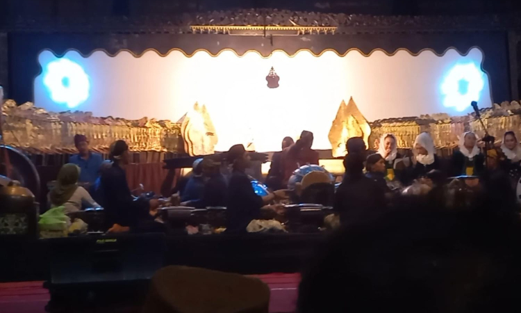 Upaya Pelestarian Mocopat dan Wayang Kulit di Wuluhan Jember dengan Menggunakan Strategi Dakwah ala Walisongo