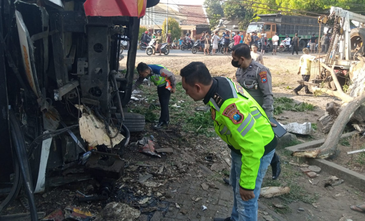 Dua Penumpang Tewas Ketika Bus di Probolinggo Menabrak Pohon: Beberapa Cara Untuk Menghindari ODGJ