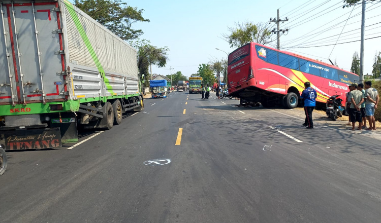 Pemotor Meninggal Setelah Ditabrak Bus Jaya Utama di Tuban