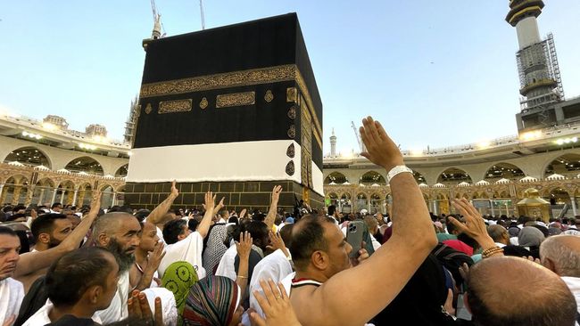 Pecah Rekor: Jemaah Haji Melakukan Tawaf dengan Potret yang Megah