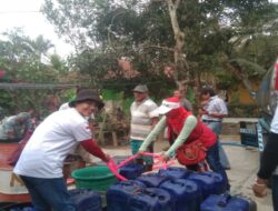 Ganjar’s volunteers in Cilacap distribute 56,000 liters of clean water, assist residents affected by drought