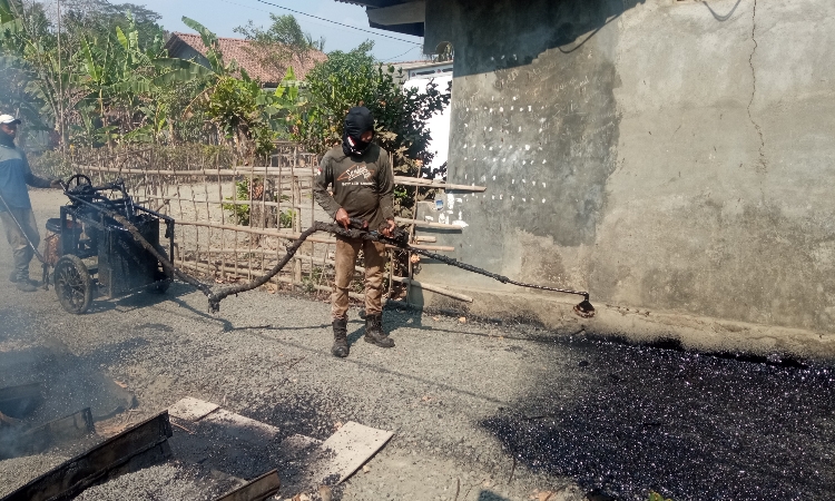 Diaspal Jalan Lingkungan di Desa Planjan Cilacap untuk Mempermudah Aktivitas Warga