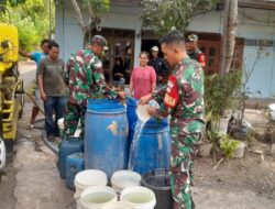 Tentara Nasional Indonesia (TNI) membantu mendistribusikan 15.000 liter air bersih kepada warga di Karangpucung Cilacap