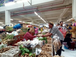 Ganjar Pranowo dan Tim Relawan Membagikan Makan Siang kepada Warga di Pasar Besar Ngawi