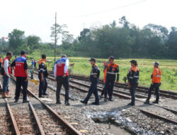 Puluhan Relawan Dikerahkan di Banyuwangi untuk Jaga Perlintasan Kereta Api Sebidang