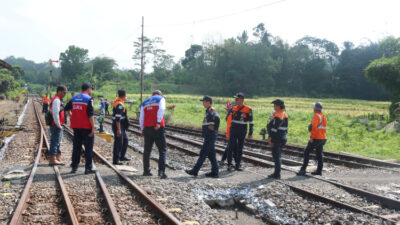 Puluhan Relawan Dikerahkan di Banyuwangi untuk Jaga Perlintasan Kereta Api Sebidang