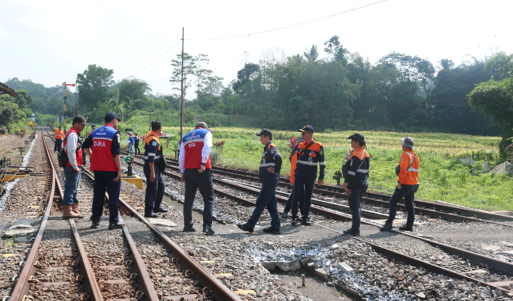 Puluhan Relawan Dikerahkan di Banyuwangi untuk Jaga Perlintasan Kereta Api Sebidang