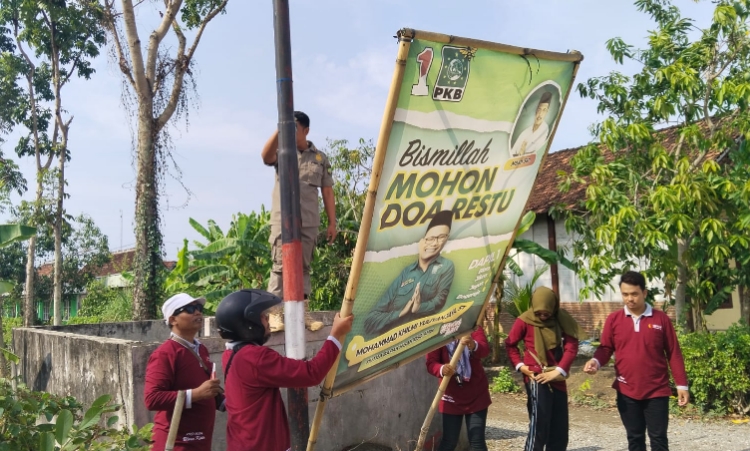 Bersihkan APK di Blora, Bawaslu dan Petugas Gabungan Tertibkan Hingga Gang-Gang Kecil