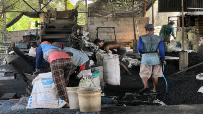 14 Pekerja di Pabrik Arang di Gerih Ngawi Dipecat karena Pabrik Tutup Sementara