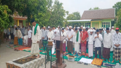 Ratusan Warga Kepatihan Jombang Ikuti Salat Istisqa di Tengah Kemarau Panjang.