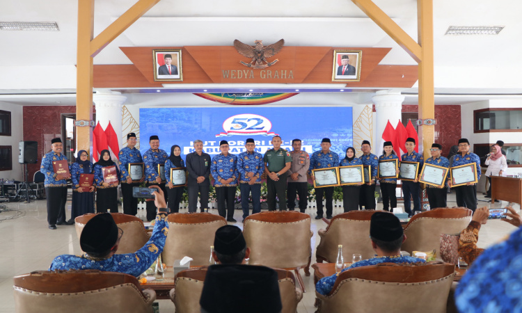 Pemkab Ngawi memberikan Penghargaan kepada ASN Berprestasi dalam rangka HUT KORPRI ke-52