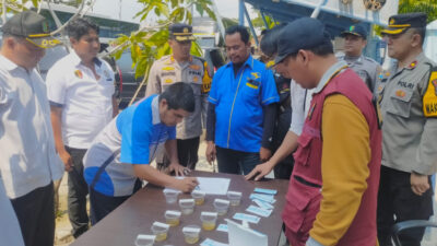 Polres Sampang Memeriksa Urine Sopir Bus di Terminal Trunojoyo Sebelum Libur Nataru