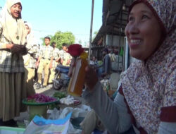 Pelajar MTs di Madiun Memperingati Hari Ibu dengan Membagikan Jamu dan Bunga kepada Emak-Emak Pedagang Pasar