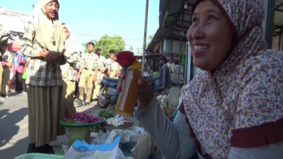 Pelajar MTs di Madiun Memperingati Hari Ibu dengan Membagikan Jamu dan Bunga kepada Emak-Emak Pedagang Pasar