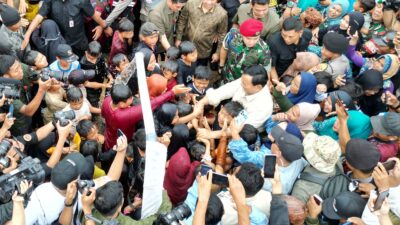 Prabowo Merasa Bahagia Bermain Air Bersama Anak-Anak Saat Meresmikan 9 Titik Air di Sukabumi