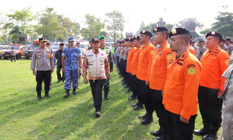 Pj Bupati Jombang dan Forkopimda Memeriksa Kesiapan Personil dan Peralatan dalam Menghadapi Bencana Alam