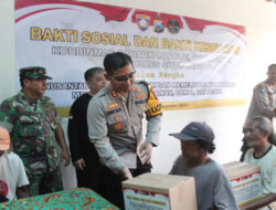 Polri Bagikan Ratusan Paket Sembako di Situbondo untuk Mendinginkan Suasana Jelang Pemilu