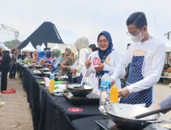 Emak-emak Bersatu Goyang Wajan dalam Festival Ote-ote Mojokerto