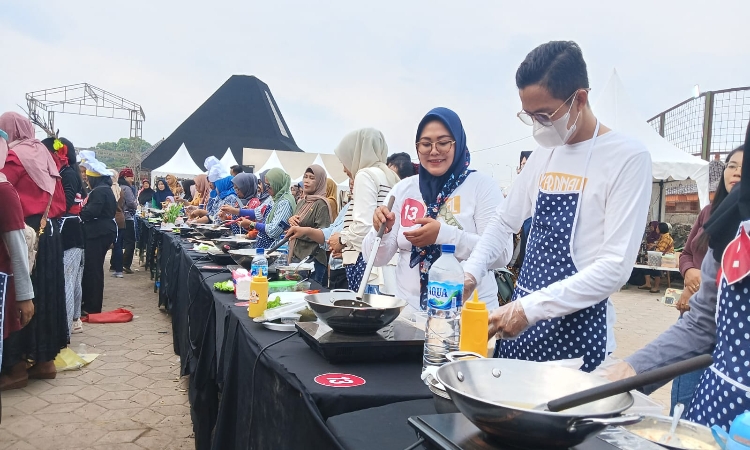 Emak-emak Bersatu Goyang Wajan dalam Festival Ote-ote Mojokerto