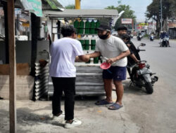 Relawan Cak Imin Berbagi Makanan Sehat di Jalan Bondowoso Jember