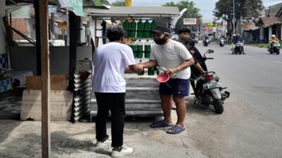 Relawan Cak Imin Berbagi Makanan Sehat di Jalan Bondowoso Jember