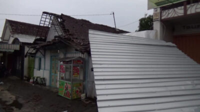 Terjangan Angin Puting Beliung Merusak Rumah dan Bangunan Sekolah di Madiun