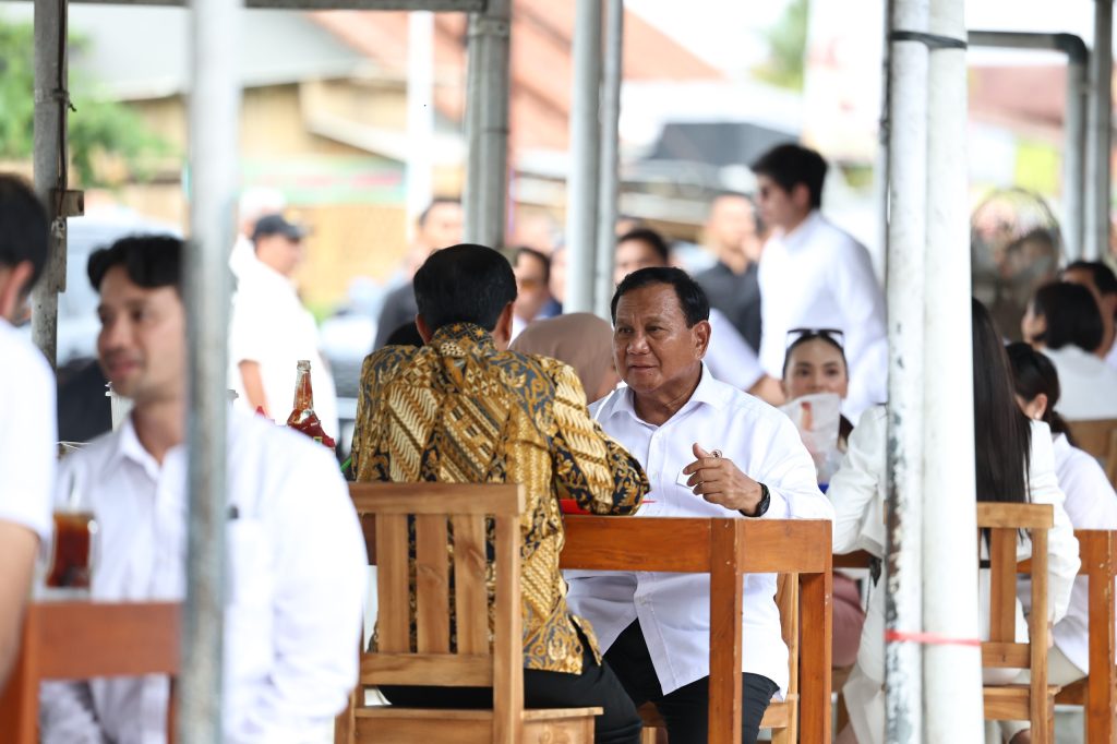 Jokowi dan Prabowo Mampir Makan Bakso, Berdoa Usaha Kuliner Sholeh Sukses