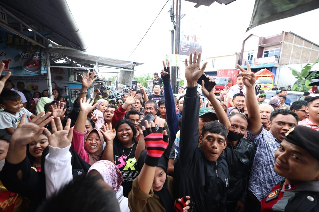 Ratusan Warga Jawa Tengah Antusias Melihat Jokowi dan Prabowo Makan Bakso Bersama: Semoga Mereka Tetap Merakyat