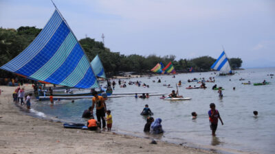 Kenaikan Tarif Tidak Mempengaruhi Jumlah Wisatawan yang Mengunjungi Pantai Pasir Putih