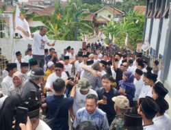 Ratusan Warga Menyambut Kedatangan Iwan Bule saat Pulang Kampung