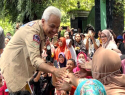 Emak-Emak di Ngawi Terkesan dengan KeGantengan Ganjar Pranowo saat Jabat Tangan