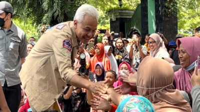 Emak-Emak di Ngawi Terkesan dengan KeGantengan Ganjar Pranowo saat Jabat Tangan