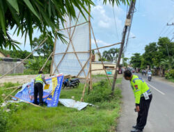 Pemotor Mengalami Luka Parah Setelah Tertimpa Baliho Caleg di Tuban