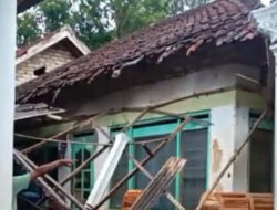 Hujan Deras dan Angin Kencang Membuat Rumah Warga di Sumenep Ambruk