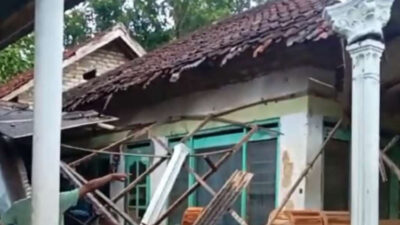 Hujan Deras dan Angin Kencang Membuat Rumah Warga di Sumenep Ambruk