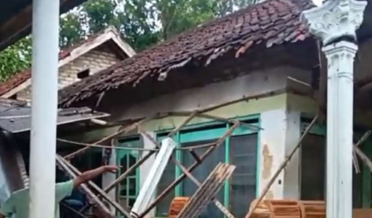 Hujan Deras dan Angin Kencang Membuat Rumah Warga di Sumenep Ambruk