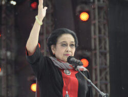 Megawati Mengajak Puluhan Ribu Pendukung di Banyuwangi Untuk Memilih Ganjar-Mahfud dalam Kampanye Politik