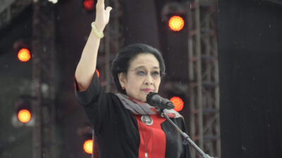 Megawati Mengajak Puluhan Ribu Pendukung di Banyuwangi Untuk Memilih Ganjar-Mahfud dalam Kampanye Politik