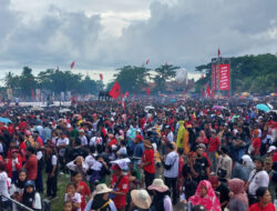 Meskipun Terkena Guyuran Hujan Lebat, Pendukung Kampanye Ganjar-Mahfud di Banyuwangi Tetap Tak Goyah