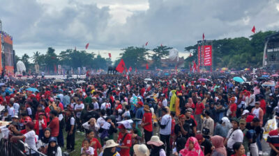 Meskipun Terkena Guyuran Hujan Lebat, Pendukung Kampanye Ganjar-Mahfud di Banyuwangi Tetap Tak Goyah