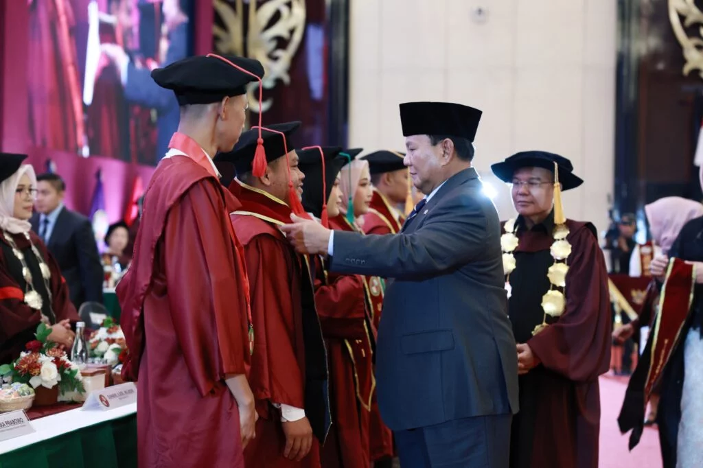 Hadiri Wisuda UKRI, Prabowo Subianto Berpesan Kepada Anak Muda untuk Menjadi Pemimpin yang Mencintai Rakyat