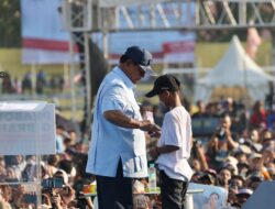 Anak Warga Beri Momen Prabowo Cemilan Kacang Oven Saat Orasi di Medan