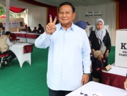 Prabowo Subianto Memilih di TPS 033 Bojong Koneng dengan Pose Salam Dua Jari