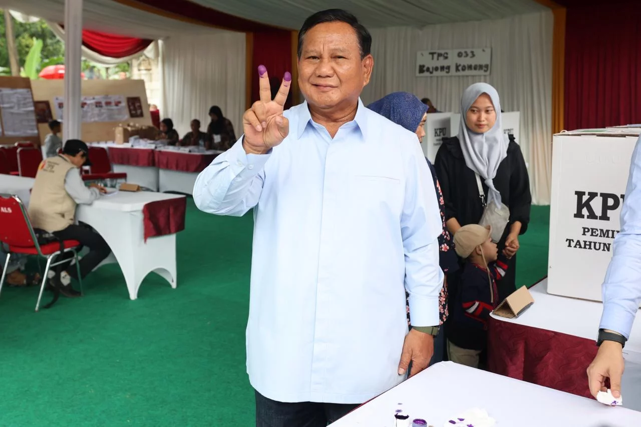 Prabowo Subianto Memilih di TPS 033 Bojong Koneng dengan Pose Salam Dua Jari