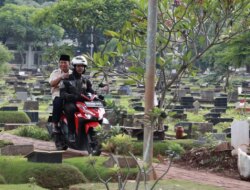 Prabowo Subianto Dikawal Motor dan Disambut Ratusan Warga Saat Ziarah ke Makam Sang Ayah Setelah Pemilu