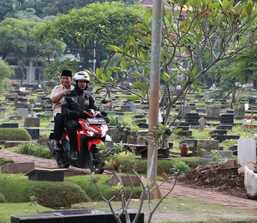 Prabowo Subianto Dikawal Motor dan Disambut Ratusan Warga Saat Ziarah ke Makam Sang Ayah Setelah Pemilu