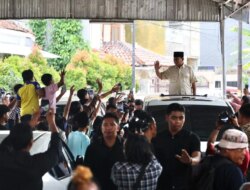 Ratusan Warga Sambut Prabowo Subianto Saat Ziarah ke Makam Habib Ali Kwitang