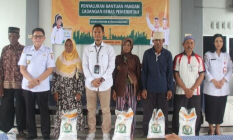 Pemerintah Kabupaten Bojonegoro bekerja sama dengan Badan Urusan Logistik (Bulog) dalam penyaluran bantuan pangan berupa cadangan beras