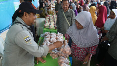 Ratusan Warga di Banyuwangi Berbondong-bondong untuk Mendapatkan Sembako dengan Harga Murah