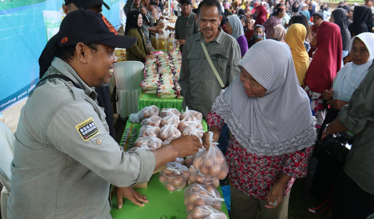 Ratusan Warga di Banyuwangi Berbondong-bondong untuk Mendapatkan Sembako dengan Harga Murah